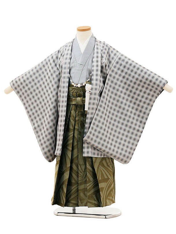 ■七五三レンタル一覧はこちらからどうぞ※商品の色については画面を表示するモニターによって実際と多少異なる場合がございます。ご了承下さいませ。 商品詳細 ［七五三レンタル］ ■素材：ポリエステル100％ ■身丈：67cm　肩裄：50cm　袖丈：54cm（羽織） ■袴丈：60cm（おへそからくるぶしまでの長さです。） 5歳の標準サイズに調整済みです。 身長110〜120cm前後 ※簡単なサイズ調整（腰紐にて）が必要な場合があります。 ※小物は着物に合わせてコーディネートさせていただきます。 ※箱タイプでの配送になります。 七五三サイズ等について詳しくは 《京都かしいしょう》まで メールにてお問い合わせ下さい。 【送料無料（北海道・沖縄・一部離島を除く）】七五三レンタル料金最安値に挑戦！ ※システム上、カレンダーが「×」でもご注文は可能ですが、ご予約をお取りすることが出来ません。 ご利用日が「○」の商品からご注文下さい。 尚、ご予約の確定は「【京都かしいしょう】ご注文内容のご案内」メールにてお知らせいたします。