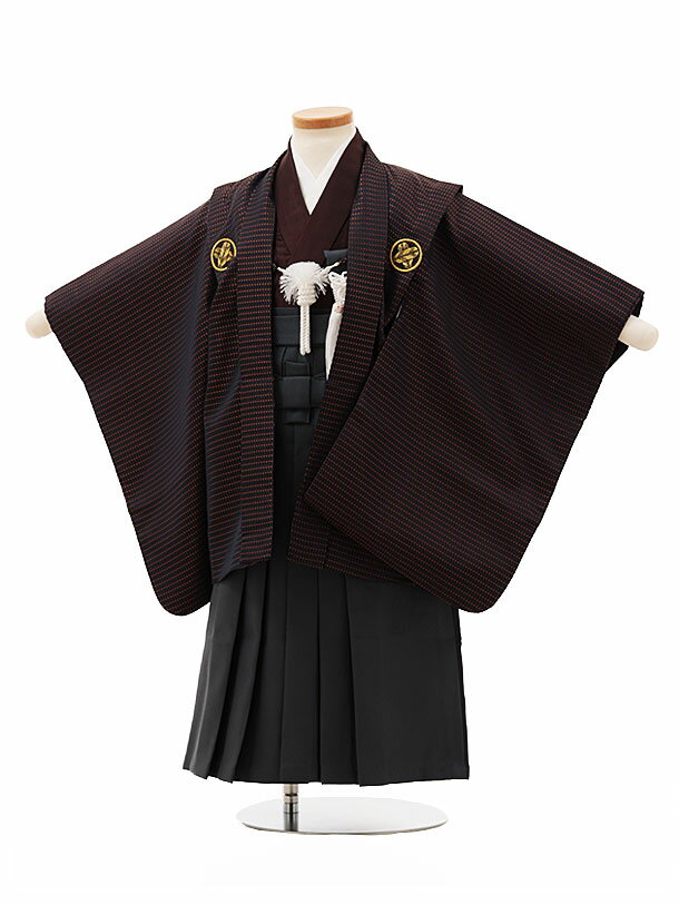 ■七五三レンタル一覧はこちらからどうぞ※商品の色については画面を表示するモニターによって実際と多少異なる場合がございます。ご了承下さいませ。 商品詳細 ［七五三レンタル］ ■素材:化繊 ■身丈:54cm 肩裄:43cm 袖丈:47cm(羽織)■袴丈:52cm(おへそからくるぶしまでの長さです。)※標準サイズに調整済みです。※簡単なサイズ調整が必要な場合があります。※小物は着物に合わせてコーディネートさせていただきます。※総柄のため写真と少し異なることがあります。箱タイプでの配送となります。 身長 95〜105cm前後 サイズ等について詳しくは 《京都かしいしょう》まで メールにてお問い合わせ下さい。 【送料無料（北海道・沖縄・一部離島を除く）】七五三レンタル料金最安値に挑戦！ ※システム上、カレンダーが「×」でもご注文は可能ですが、ご予約をお取りすることが出来ません。 ご利用日が「○」の商品からご注文下さい。 尚、ご予約の確定は「【京都かしいしょう】ご注文内容のご案内」メールにてお知らせいたします。