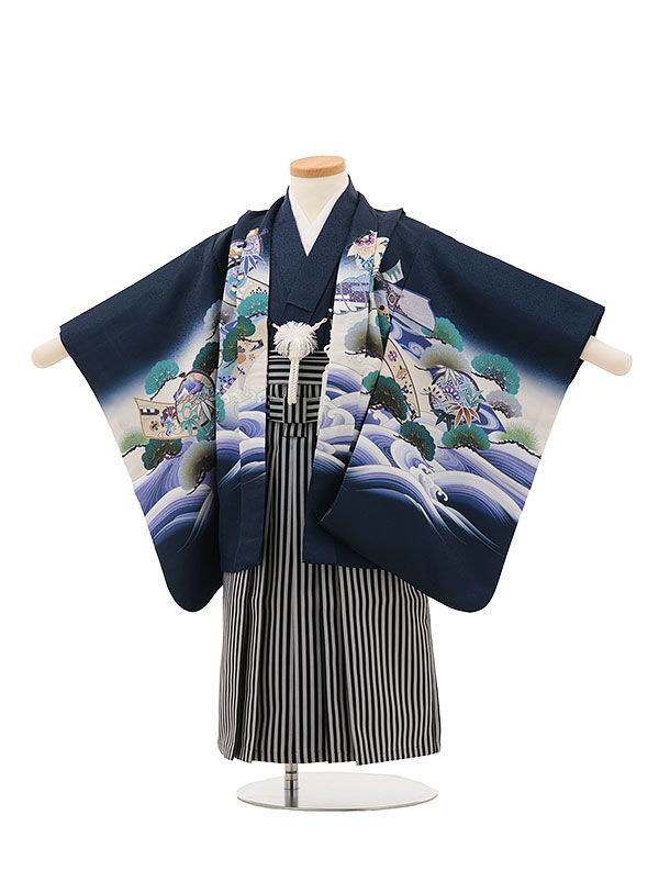 ■七五三レンタル一覧はこちらからどうぞ※商品の色については画面を表示するモニターによって実際と多少異なる場合がございます。ご了承下さいませ。 商品詳細 ［七五三レンタル］ ■素材:化繊 ■身丈:50cm 肩裄:42cm 袖丈:47cm(羽織)■袴丈:50cm(おへそからくるぶしまでの長さです。)※標準サイズに調整済みです。※簡単なサイズ調整が必要な場合があります。※小物は着物に合わせてコーディネートさせていただきます。※総柄のため写真と少し異なることがあります。箱タイプでの配送となります。 身長 95〜105cm前後 サイズ等について詳しくは 《京都かしいしょう》まで メールにてお問い合わせ下さい。 【送料無料（北海道・沖縄・一部離島を除く）】七五三レンタル料金最安値に挑戦！ ※システム上、カレンダーが「×」でもご注文は可能ですが、ご予約をお取りすることが出来ません。 ご利用日が「○」の商品からご注文下さい。 尚、ご予約の確定は「【京都かしいしょう】ご注文内容のご案内」メールにてお知らせいたします。