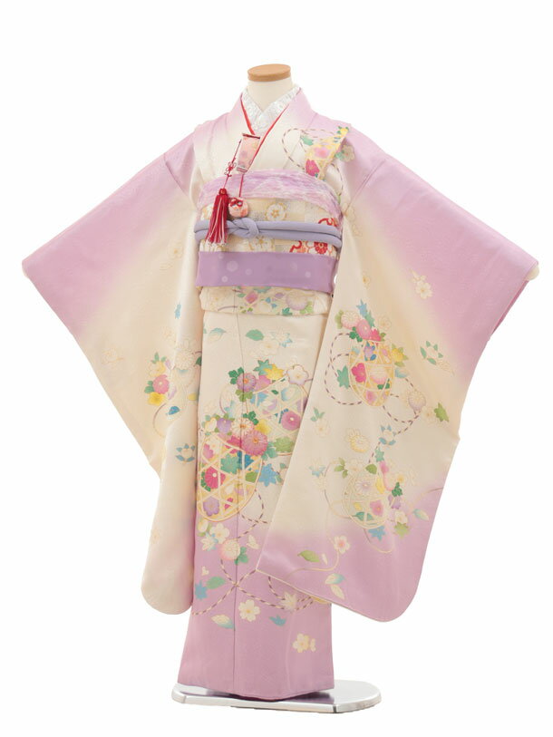 ■七五三レンタル一覧はこちらからどうぞ※商品の色については画面を表示するモニターによって実際と多少異なる場合がございます。ご了承下さいませ。 商品詳細 ［七五三レンタル］ ■素材:正絹 ■身丈:135cm 肩裄:54cm 袖丈:76cm ※標準サイズに調整済みです。 ※簡単なサイズ調整(腰紐にて)が必要な場合があります。※着物(表地)のみ正絹です。 ※小物は着物に合わせてコーディネートさせていただきます。 □当該商品の帯は本格的な帯結びができる『袋帯』となっております。 (結び帯・作り帯ではありません) 着付けの際は、美容室や着付経験者などへ依頼されることをおすすめします 箱タイプでの配送となります。 身長 115〜125cm前後 サイズ等について詳しくは 《京都かしいしょう》まで メールにてお問い合わせ下さい。 【送料無料（北海道・沖縄・一部離島を除く）】七五三レンタル料金最安値に挑戦！ ※システム上、カレンダーが「×」でもご注文は可能ですが、ご予約をお取りすることが出来ません。 ご利用日が「○」の商品からご注文下さい。 尚、ご予約の確定は「【京都かしいしょう】ご注文内容のご案内」メールにてお知らせいたします。