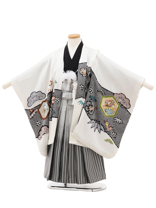 ■七五三レンタル一覧はこちらからどうぞ※商品の色については画面を表示するモニターによって実際と多少異なる場合がございます。ご了承下さいませ。 商品詳細 ［七五三レンタル］ ■素材:正絹 ■身丈:65cm 肩裄:48cm 袖丈:57cm(羽織)■袴丈:57cm(おへそからくるぶしまでの長さです。)※標準サイズに調整済みです。※着物と羽織の表地は『正絹』、袴は『化繊』となっております。※簡単なサイズ調整が必要な場合があります。※小物は着物に合わせてコーディネートさせていただきます。箱タイプでの配送となります。 身長 105〜115cm前後 サイズ等について詳しくは 《京都かしいしょう》まで メールにてお問い合わせ下さい。 【送料無料（北海道・沖縄・一部離島を除く）】七五三レンタル料金最安値に挑戦！ ※システム上、カレンダーが「×」でもご注文は可能ですが、ご予約をお取りすることが出来ません。 ご利用日が「○」の商品からご注文下さい。 尚、ご予約の確定は「【京都かしいしょう】ご注文内容のご案内」メールにてお知らせいたします。