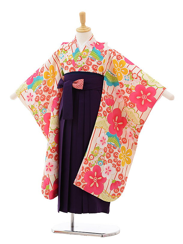 ■七五三レンタル一覧はこちらからどうぞ※商品の色については画面を表示するモニターによって実際と多少異なる場合がございます。ご了承下さいませ。 商品詳細 ［女児袴レンタル］ ■素材:化繊 ■肩裄:51cm 袖丈:76cm 袴丈:66cm ※標準サイズに調整済みです。 ※簡単なサイズ調整(腰紐にて)が必要な場合があります。 ※総柄のため写真と柄の出方が少し異なることがあります。 ※こちらの商品の半幅帯(袴下帯)はワンタッチ式の帯です。 ※小物は着物に合わせてコーディネートさせていただきます。 箱タイプでの配送となります。 身長 115〜125cm前後 サイズ等について詳しくは 《京都かしいしょう》まで メールにてお問い合わせ下さい。 【送料無料（北海道・沖縄・一部離島を除く）】七五三レンタル料金最安値に挑戦！ ※システム上、カレンダーが「×」でもご注文は可能ですが、ご予約をお取りすることが出来ません。 ご利用日が「○」の商品からご注文下さい。 尚、ご予約の確定は「【京都かしいしょう】ご注文内容のご案内」メールにてお知らせいたします。