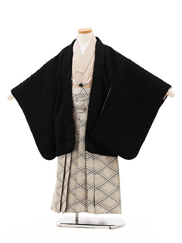 ■七五三レンタル一覧はこちらからどうぞ※商品の色については画面を表示するモニターによって実際と多少異なる場合がございます。ご了承下さいませ。 商品詳細 ［七五三レンタル］ ■素材:化繊 ■身丈:59cm 肩裄:52cm 袖丈:48cm(羽織)■袴丈:60cm(おへそからくるぶしまでの長さです。)※標準サイズに調整済みです。※簡単なサイズ調整が必要な場合があります。※肩上げなしのぴったりサイズとなります。※小物は着物に合わせてコーディネートさせていただきます。箱タイプでの配送となります。 身長 110〜120cm前後 サイズ等について詳しくは 《京都かしいしょう》まで メールにてお問い合わせ下さい。 【送料無料（北海道・沖縄・一部離島を除く）】七五三レンタル料金最安値に挑戦！ ※システム上、カレンダーが「×」でもご注文は可能ですが、ご予約をお取りすることが出来ません。 ご利用日が「○」の商品からご注文下さい。 尚、ご予約の確定は「【京都かしいしょう】ご注文内容のご案内」メールにてお知らせいたします。