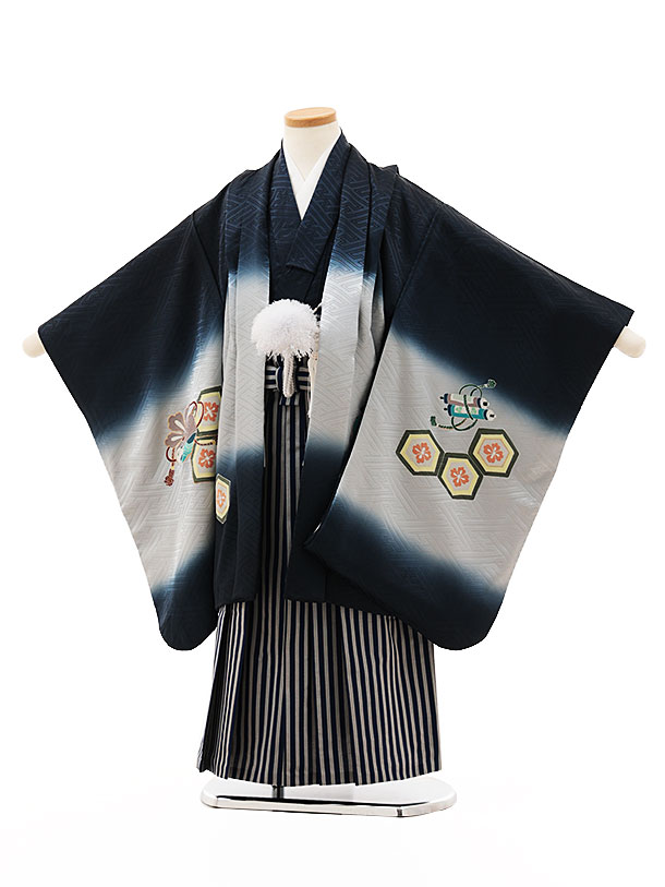 ■七五三レンタル一覧はこちらからどうぞ※商品の色については画面を表示するモニターによって実際と多少異なる場合がございます。ご了承下さいませ。 商品詳細 ［七五三レンタル］ ■素材:正絹 ■身丈:66cm 肩裄:51cm 袖丈:57cm(羽織)■袴丈:60cm(おへそからくるぶしまでの長さです。)※標準サイズに調整済みです。※簡単なサイズ調整が必要な場合があります。※小物は着物に合わせてコーディネートさせていただきます。箱タイプでの配送となります。 身長 110〜120cm前後 サイズ等について詳しくは 《京都かしいしょう》まで メールにてお問い合わせ下さい。 【送料無料（北海道・沖縄・一部離島を除く）】七五三レンタル料金最安値に挑戦！ ※システム上、カレンダーが「×」でもご注文は可能ですが、ご予約をお取りすることが出来ません。 ご利用日が「○」の商品からご注文下さい。 尚、ご予約の確定は「【京都かしいしょう】ご注文内容のご案内」メールにてお知らせいたします。