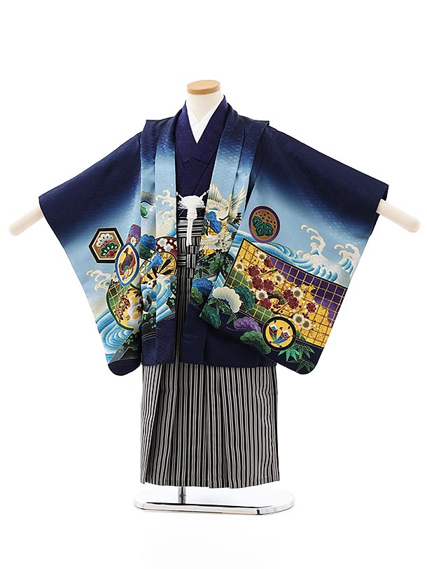 ■七五三レンタル一覧はこちらからどうぞ※商品の色については画面を表示するモニターによって実際と多少異なる場合がございます。ご了承下さいませ。 商品詳細 ［七五三レンタル］ ■素材:化繊 ■身丈:57cm 肩裄:45cm 袖丈:49cm(羽織)■袴丈:55cm(おへそからくるぶしまでの長さです。)※標準サイズに調整済みです。※簡単なサイズ調整が必要な場合があります。※小物は着物に合わせてコーディネートさせていただきます。箱タイプでの配送となります。 身長 100〜110cm前後 サイズ等について詳しくは 《京都かしいしょう》まで メールにてお問い合わせ下さい。 【送料無料（北海道・沖縄・一部離島を除く）】七五三レンタル料金最安値に挑戦！ ※システム上、カレンダーが「×」でもご注文は可能ですが、ご予約をお取りすることが出来ません。 ご利用日が「○」の商品からご注文下さい。 尚、ご予約の確定は「【京都かしいしょう】ご注文内容のご案内」メールにてお知らせいたします。