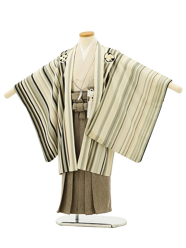 ■七五三レンタル一覧はこちらからどうぞ※商品の色については画面を表示するモニターによって実際と多少異なる場合がございます。ご了承下さいませ。 商品詳細 ［七五三レンタル］ ■素材:化繊 ■身丈:67cm 肩裄:49cm 袖丈:48cm(羽織)■袴丈:57cm(おへそからくるぶしまでの長さです。)※標準サイズに調整済みです。※簡単なサイズ調整が必要な場合があります。※小物は着物に合わせてコーディネートさせていただきます。箱タイプでの配送となります。 身長 105〜115cm前後 サイズ等について詳しくは 《京都かしいしょう》まで メールにてお問い合わせ下さい。 【送料無料（北海道・沖縄・一部離島を除く）】七五三レンタル料金最安値に挑戦！ ※システム上、カレンダーが「×」でもご注文は可能ですが、ご予約をお取りすることが出来ません。 ご利用日が「○」の商品からご注文下さい。 尚、ご予約の確定は「【京都かしいしょう】ご注文内容のご案内」メールにてお知らせいたします。