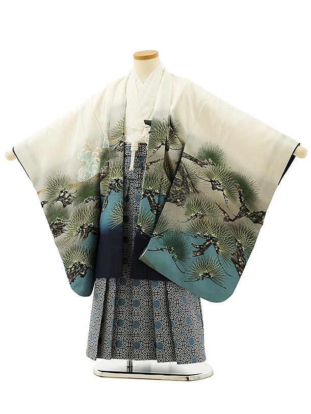 ■七五三レンタル一覧はこちらからどうぞ※商品の色については画面を表示するモニターによって実際と多少異なる場合がございます。ご了承下さいませ。 商品詳細 ［七五三レンタル］ ■素材:化繊 ■身丈:65cm 肩裄:51cm 袖丈:57cm(羽織)■袴丈:60cm(おへそからくるぶしまでの長さです。)※標準サイズに調整済みです。※簡単なサイズ調整が必要な場合があります。※小物は着物に合わせてコーディネートさせていただきます。箱タイプでの配送となります。 身長 110〜120cm前後 サイズ等について詳しくは 《京都かしいしょう》まで メールにてお問い合わせ下さい。 【送料無料（北海道・沖縄・一部離島を除く）】七五三レンタル料金最安値に挑戦！ ※システム上、カレンダーが「×」でもご注文は可能ですが、ご予約をお取りすることが出来ません。 ご利用日が「○」の商品からご注文下さい。 尚、ご予約の確定は「【京都かしいしょう】ご注文内容のご案内」メールにてお知らせいたします。