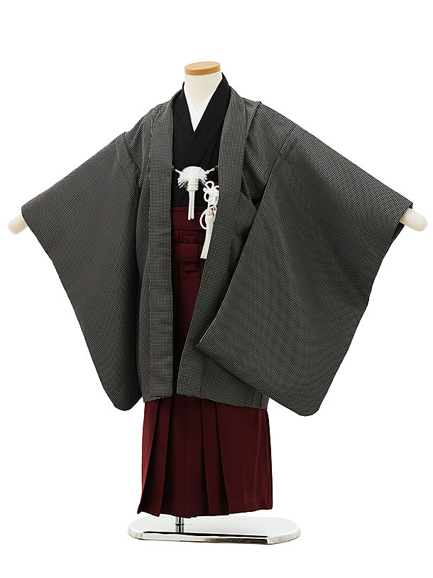 ■七五三レンタル一覧はこちらからどうぞ※商品の色については画面を表示するモニターによって実際と多少異なる場合がございます。ご了承下さいませ。 商品詳細 ［七五三レンタル］ ■素材:化繊 ■身丈:67cm 肩裄:51cm 袖丈:54cm(羽織)■袴丈:60cm(おへそからくるぶしまでの長さです。)※標準サイズに調整済みです。※簡単なサイズ調整が必要な場合があります。※小物は着物に合わせてコーディネートさせていただきます。箱タイプでの配送となります。 身長 110〜120cm前後 サイズ等について詳しくは 《京都かしいしょう》まで メールにてお問い合わせ下さい。 【送料無料（北海道・沖縄・一部離島を除く）】七五三レンタル料金最安値に挑戦！ ※システム上、カレンダーが「×」でもご注文は可能ですが、ご予約をお取りすることが出来ません。 ご利用日が「○」の商品からご注文下さい。 尚、ご予約の確定は「【京都かしいしょう】ご注文内容のご案内」メールにてお知らせいたします。