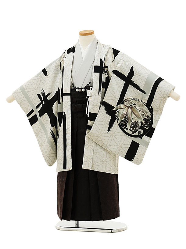 ■七五三レンタル一覧はこちらからどうぞ※商品の色については画面を表示するモニターによって実際と多少異なる場合がございます。ご了承下さいませ。 商品詳細 ［七五三レンタル］ ■素材:化繊 ■身丈:58cm 肩裄:51cm 袖丈:48cm(羽織)■袴丈:60cm(おへそからくるぶしまでの長さです。)※標準サイズに調整済みです。※簡単なサイズ調整が必要な場合があります。※小物は着物に合わせてコーディネートさせていただきます。箱タイプでの配送となります。 身長 110〜120cm前後 サイズ等について詳しくは 《京都かしいしょう》まで メールにてお問い合わせ下さい。 【送料無料（北海道・沖縄・一部離島を除く）】七五三レンタル料金最安値に挑戦！ ※システム上、カレンダーが「×」でもご注文は可能ですが、ご予約をお取りすることが出来ません。 ご利用日が「○」の商品からご注文下さい。 尚、ご予約の確定は「【京都かしいしょう】ご注文内容のご案内」メールにてお知らせいたします。