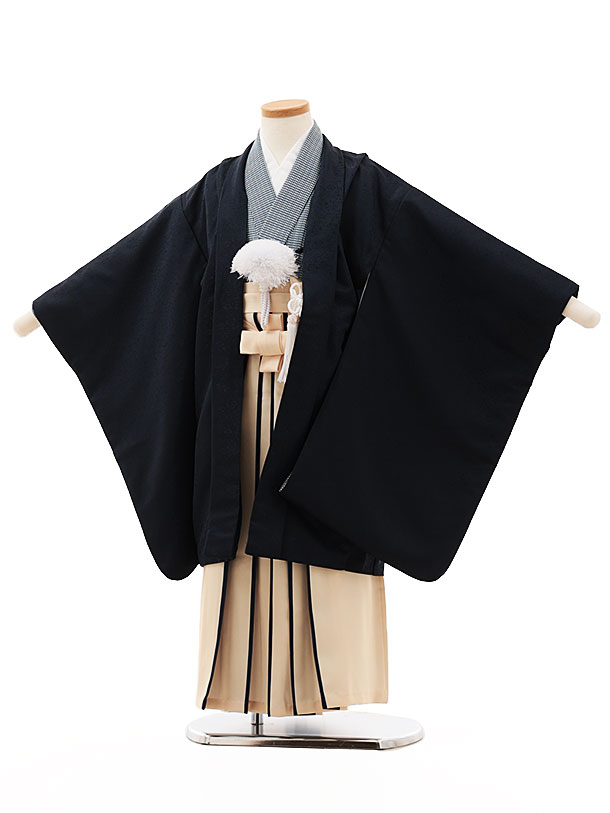 ■七五三レンタル一覧はこちらからどうぞ※商品の色については画面を表示するモニターによって実際と多少異なる場合がございます。ご了承下さいませ。 商品詳細 ［七五三レンタル］ ■素材：ポリエステル100％ ■身丈：67cm　肩裄：51cm　袖丈：54cm（羽織） ■袴丈：60cm（おへそからくるぶしまでの長さです。） 標準サイズに調整済みです。 身長110〜120cm前後 ※簡単なサイズ調整（腰紐にて）が必要な場合があります。※肩上げなしのぴったりサイズとなります。※小物は着物に合わせてコーディネートさせていただきます。※総柄のため写真と少し異なることがあります。 ※箱タイプでの配送になります。 七五三サイズ等について詳しくは 《京都かしいしょう》まで メールにてお問い合わせ下さい。 【送料無料（北海道・沖縄・一部離島を除く）】七五三レンタル料金最安値に挑戦！ ※システム上、カレンダーが「×」でもご注文は可能ですが、ご予約をお取りすることが出来ません。 ご利用日が「○」の商品からご注文下さい。 尚、ご予約の確定は「【京都かしいしょう】ご注文内容のご案内」メールにてお知らせいたします。