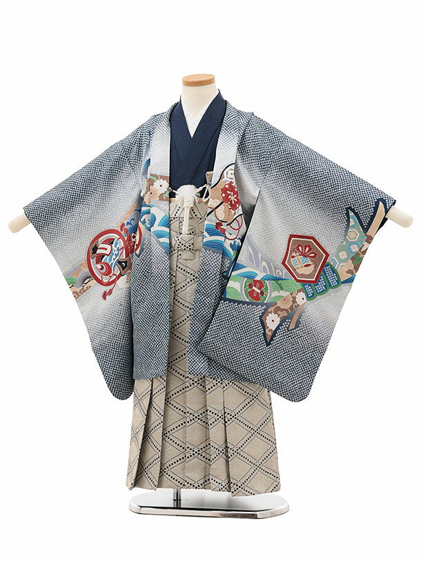 ■七五三レンタル一覧はこちらからどうぞ※商品の色については画面を表示するモニターによって実際と多少異なる場合がございます。ご了承下さいませ。 商品詳細 ［七五三レンタル］ ■素材:化繊 ■身丈:63cm 肩裄:50cm 袖丈:55cm(羽織)■袴丈:60cm(おへそからくるぶしまでの長さです。)※標準サイズに調整済みです。※簡単なサイズ調整が必要な場合があります。※小物は着物に合わせてコーディネートさせていただきます。※総柄のため写真と少し異なることがあります。箱タイプでの配送となります。 身長 110〜120cm前後 サイズ等について詳しくは 《京都かしいしょう》まで メールにてお問い合わせ下さい。 【送料無料（北海道・沖縄・一部離島を除く）】七五三レンタル料金最安値に挑戦！ ※システム上、カレンダーが「×」でもご注文は可能ですが、ご予約をお取りすることが出来ません。 ご利用日が「○」の商品からご注文下さい。 尚、ご予約の確定は「【京都かしいしょう】ご注文内容のご案内」メールにてお知らせいたします。