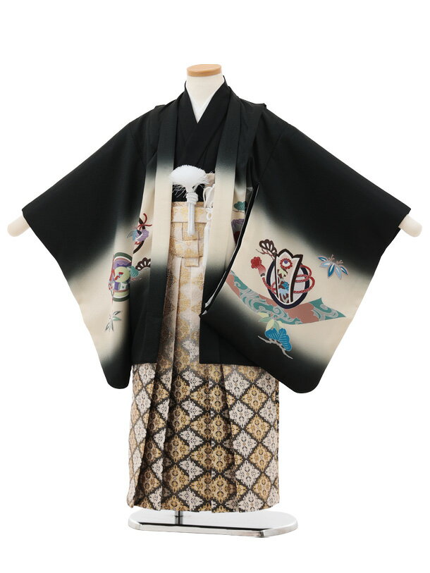 ■七五三レンタル一覧はこちらからどうぞ※商品の色については画面を表示するモニターによって実際と多少異なる場合がございます。ご了承下さいませ。 商品詳細 ［七五三レンタル］ ■素材:化繊 ■身丈:58cm 肩裄:51cm 袖丈:49cm(羽織)■袴丈:60cm(おへそからくるぶしまでの長さです。)※標準サイズに調整済みです。※簡単なサイズ調整が必要な場合があります。※小物は着物に合わせてコーディネートさせていただきます。箱タイプでの配送となります。 身長 110〜120cm前後 サイズ等について詳しくは 《京都かしいしょう》まで メールにてお問い合わせ下さい。 【送料無料（北海道・沖縄・一部離島を除く）】七五三レンタル料金最安値に挑戦！ ※システム上、カレンダーが「×」でもご注文は可能ですが、ご予約をお取りすることが出来ません。 ご利用日が「○」の商品からご注文下さい。 尚、ご予約の確定は「【京都かしいしょう】ご注文内容のご案内」メールにてお知らせいたします。