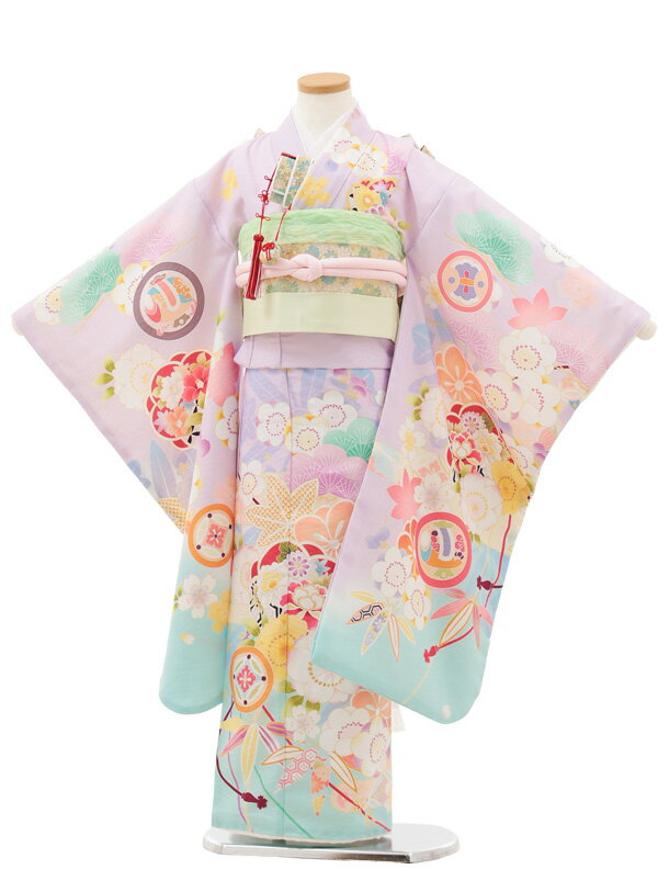 ■七五三レンタル一覧はこちらからどうぞ※商品の色については画面を表示するモニターによって実際と多少異なる場合がございます。ご了承下さいませ。 商品詳細 ［七五三レンタル］ ■素材:化繊 ■身丈:133cm 肩裄:54cm 袖丈:76cm ※標準サイズに調整済みです。 ※簡単なサイズ調整(腰紐にて)が必要な場合があります。 ※小物は着物に合わせてコーディネートさせていただきます。 箱タイプでの配送となります。 身長 115〜125cm前後 サイズ等について詳しくは 《京都かしいしょう》まで メールにてお問い合わせ下さい。 【送料無料（北海道・沖縄・一部離島を除く）】七五三レンタル料金最安値に挑戦！ ※システム上、カレンダーが「×」でもご注文は可能ですが、ご予約をお取りすることが出来ません。 ご利用日が「○」の商品からご注文下さい。 尚、ご予約の確定は「【京都かしいしょう】ご注文内容のご案内」メールにてお知らせいたします。