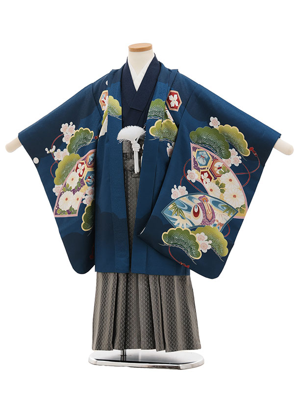 ■七五三レンタル一覧はこちらからどうぞ※商品の色については画面を表示するモニターによって実際と多少異なる場合がございます。ご了承下さいませ。 商品詳細 ［七五三レンタル］ ■素材:化繊 ■身丈:66cm 肩裄:50cm 袖丈:53cm(羽織)■袴丈:60cm(おへそからくるぶしまでの長さです。)※標準サイズに調整済みです。※簡単なサイズ調整が必要な場合があります。※小物は着物に合わせてコーディネートさせていただきます。箱タイプでの配送となります。 身長 110〜120cm前後 サイズ等について詳しくは 《京都かしいしょう》まで メールにてお問い合わせ下さい。 【送料無料（北海道・沖縄・一部離島を除く）】七五三レンタル料金最安値に挑戦！ ※システム上、カレンダーが「×」でもご注文は可能ですが、ご予約をお取りすることが出来ません。 ご利用日が「○」の商品からご注文下さい。 尚、ご予約の確定は「【京都かしいしょう】ご注文内容のご案内」メールにてお知らせいたします。