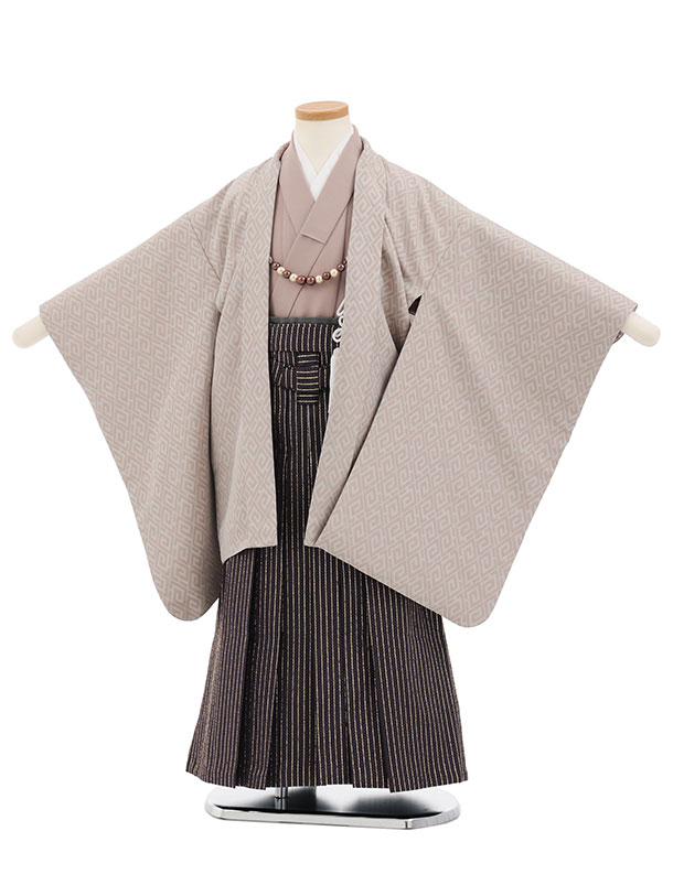 ■七五三レンタル一覧はこちらからどうぞ※商品の色については画面を表示するモニターによって実際と多少異なる場合がございます。ご了承下さいませ。 商品詳細 ［七五三レンタル］ ■素材:化繊 ■身丈:61cm 肩裄:50cm 袖丈:54cm(羽織)■袴丈:60cm(おへそからくるぶしまでの長さです。)※標準サイズに調整済みです。※簡単なサイズ調整が必要な場合があります。※肩上げなしのピッタリサイズとなります。※小物は着物に合わせてコーディネートさせていただきます。箱タイプでの配送となります。 身長 110〜120cm前後 サイズ等について詳しくは 《京都かしいしょう》まで メールにてお問い合わせ下さい。 【送料無料（北海道・沖縄・一部離島を除く）】七五三レンタル料金最安値に挑戦！ ※システム上、カレンダーが「×」でもご注文は可能ですが、ご予約をお取りすることが出来ません。 ご利用日が「○」の商品からご注文下さい。 尚、ご予約の確定は「【京都かしいしょう】ご注文内容のご案内」メールにてお知らせいたします。