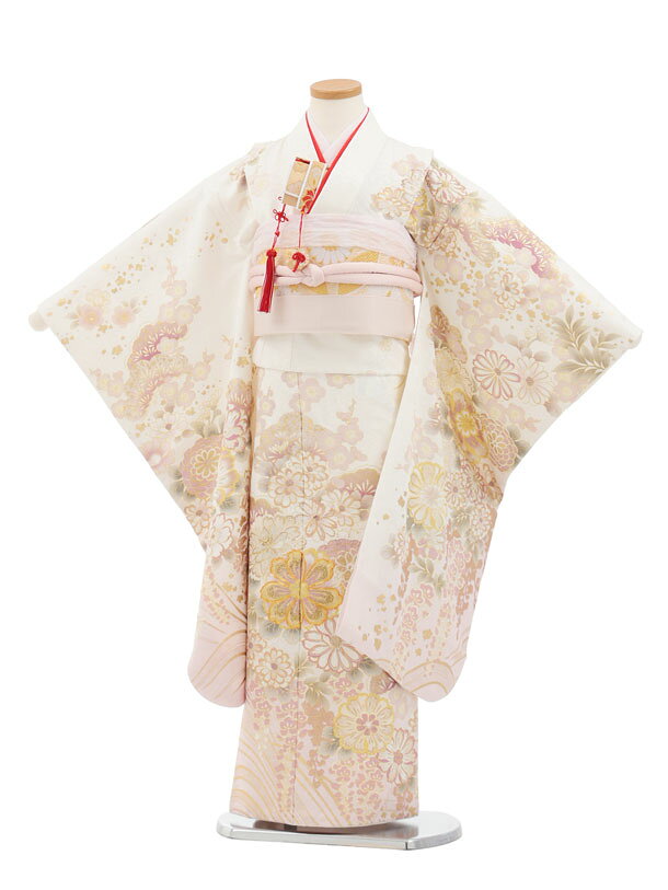 ■七五三レンタル一覧はこちらからどうぞ※商品の色については画面を表示するモニターによって実際と多少異なる場合がございます。ご了承下さいませ。 商品詳細 ［七五三レンタル］ ■素材:正絹 ■身丈:136cm 肩裄:54cm 袖丈:76cm ※標準サイズに調整済みです。 ※簡単なサイズ調整(腰紐にて)が必要な場合があります。※着物(表地)のみ正絹です。 ※小物は着物に合わせてコーディネートさせていただきます。 □当該商品の帯は本格的な帯結びができる『袋帯』となっております。 (結び帯・作り帯ではありません) 着付けの際は、美容室や着付経験者などへ依頼されることをおすすめします 箱タイプでの配送となります。 身長 115〜125cm前後 サイズ等について詳しくは 《京都かしいしょう》まで メールにてお問い合わせ下さい。 【送料無料（北海道・沖縄・一部離島を除く）】七五三レンタル料金最安値に挑戦！ ※システム上、カレンダーが「×」でもご注文は可能ですが、ご予約をお取りすることが出来ません。 ご利用日が「○」の商品からご注文下さい。 尚、ご予約の確定は「【京都かしいしょう】ご注文内容のご案内」メールにてお知らせいたします。
