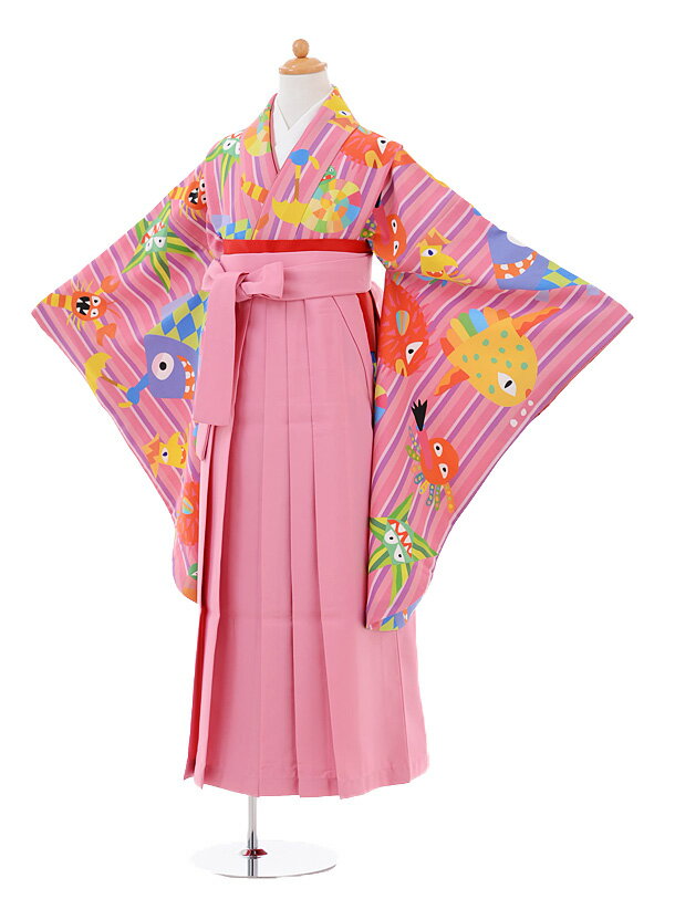 ■ジュニア袴レンタル一覧はこちらからどうぞ※商品の色については画面を表示するモニターによって実際と多少異なる場合がございます。ご了承下さいませ。 商品詳細 ［女袴レンタル］ ■素材：合成繊維100％ ■肩裄：64cm　袖丈：76cm　袴丈：83cm 適応サイズ・・・ 12歳前後の標準サイズに調整済みです。 身長　143cm〜148cm前後 　※簡単なサイズ調整が必要な場合があります。 　※小物はこちらでコーディネートさせて頂きます。 　※総柄のため写真と柄の出方が少し異なることがあります。 〜子供袴フルセットレンタル（付属品）〜 着物・袴・長襦袢・半幅帯・草履・足袋・腰紐4本・和装ベルト・前板・伊達〆2本・えり芯 こちらの商品の長襦袢は、袖なしタイプになります。 肌襦袢は付属いたしませんのでキャミソールなどの袖の無い肌着をご用意ください。 箱タイプでの配送となります。 女袴サイズ等について詳しくは 《京都かしいしょう》まで メールにてお問い合わせ下さい。 【送料無料（北海道・沖縄・一部離島を除く）】ジュニア袴レンタル最安値に挑戦！