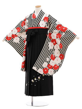 【レンタル】小学生卒業式袴レンタル(女の子)9620黒ストライプ椿×黒袴〔袴レンタル小学校卒業式〕〔卒業式袴セット小学生〕〔小学校卒業式〕〔袴セット〕〔往復送料無料〕〔☆新品足袋プレゼント☆〕〔小学生卒業式袴女の子〕