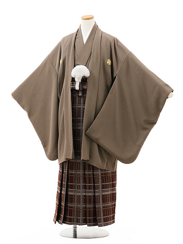 ■ジュニア袴レンタル一覧はこちらからどうぞ※商品の色については画面を表示するモニターによって実際と多少異なる場合がございます。ご了承下さいませ。 商品詳細 ［ジュニア袴レンタル］ ■素材：化繊 ■身丈：80cm　肩裄：65cm　袖丈：58cm (羽織) ■袴丈：85cm (おへそからくるぶしまでの長さです。) ※12歳の標準サイズに調整済みです。 ※小物はこちらでコーディネートさせて頂きます。 ※こちらの商品の長襦袢は、袖なしタイプになります。 肌襦袢は付属いたしませんので,U首のシャツなどの肌着をご用意ください。 こちらの商品は箱タイプでの配送となります。 身長　150〜155cm前後 〜子供袴フルセットレンタル（付属品）〜着物・羽織・袖なし長襦袢・袴・角帯・羽織紐・草履・足袋・腰紐2本・衿芯 サイズ等について詳しくは 《京都かしいしょう》まで メールにてお問い合わせ下さい。 【送料無料（北海道・沖縄・一部離島を除く）】ジュニア袴レンタル最安値に挑戦！