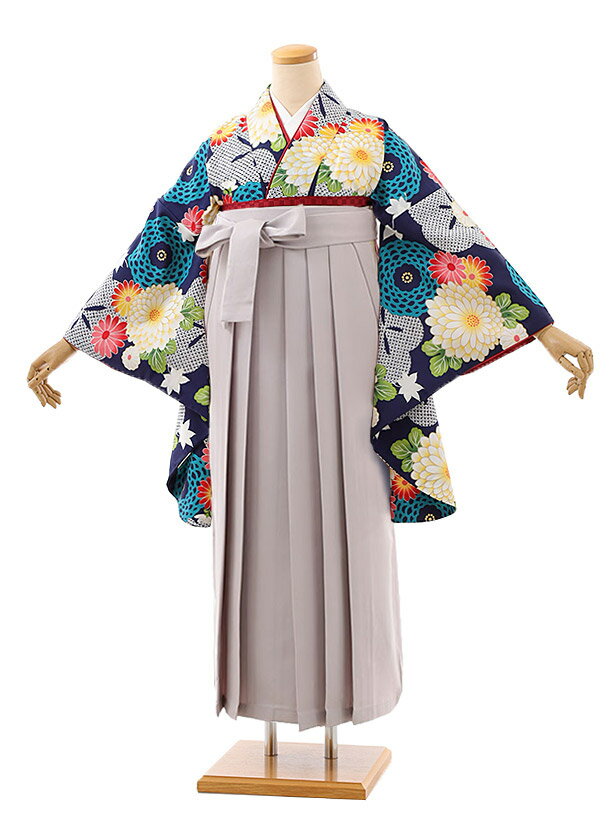 ■ジュニア袴レンタル一覧はこちらからどうぞ※商品の色については画面を表示するモニターによって実際と多少異なる場合がございます。ご了承下さいませ。 商品詳細 ［小学生卒業式(女の子)袴レンタル］ ■素材：合成繊維100％ ■肩裄：68cm　袖丈：76cm　袴丈：87cm 適応サイズ・・・ 12歳前後のサイズに調整済みです。 身長　148cm〜153cm前後 ※簡単なサイズ調整が必要な場合があります。 ※小物はこちらでコーディネートさせて頂きます。※総柄(小紋)のため写真と柄の出方が少し異なることがあります。 ※こちらの商品の長襦袢は、袖なしタイプになります。肌襦袢は付属いたしませんのでキャミソールなどの袖の無い肌着をご用意ください。※箱タイプでの配送となります。 女袴サイズ等について詳しくは 《京都かしいしょう》まで メールにてお問い合わせ下さい。 【送料無料（北海道・沖縄・一部離島を除く）】ジュニア袴レンタル最安値に挑戦！