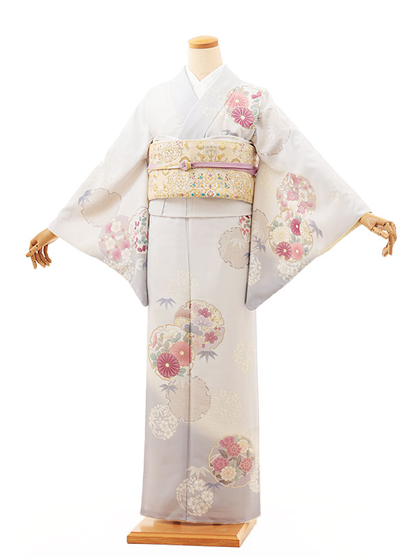 ■フルセット付下げ・訪問着レンタル一覧はこちらからどうぞ。訪問着t1285 JAPAN STYLE 薄パープル 雪輪菊(化繊) ※商品の色については画面を表示するモニターによって実際と多少異なる場合がございます。ご了承下さいませ。 商品詳細 【付下げ・訪問着レンタル】 ■身丈：164/肩裄：68/袖丈：49/前幅：25/後幅：30※帯・小物は季節、年代に合わせてコーディネートさせて頂きます。こちらは半衿付長襦袢・裾除付肌襦袢のご用意となります。 ■対応身長　・・・155cm〜164cm位 ■対応サイズ・・・7号〜13号位 寸法の見方はこちらを参照して下さい。 付下げ・訪問着などについて詳しくは 《京都かしいしょう》まで メールにてお問い合わせ下さい。 【送料無料（北海道・沖縄・一部離島を除く）】訪問着レンタル料金最安値に挑戦！ 訪問着TOPページへ