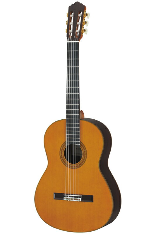 YAMAHA GC Series GC32C グレードの高い材を用い、手工ギターの丁寧な仕上げを施した、クラシックギター経験者の要求に応える音の艶と深みを持ったモデルです。 美しい音色に加え、豊かな音量と立ち上がりを得るために、さまざまな改良を重ねました。 表板は、最適な厚みを研究し、大きな音量と立ち上がりの良い明るいサウンドが得られるようになりました。 低音から高音までバランスよく鳴るよう、響棒配置も新たに設計しています。 また、下駒やネック背面の塗装は、塗膜を従来の約半分の薄さにすることで、ギター全体に豊かな振動エネルギーを伝達し、演奏性も向上しました。 さらに、下駒枕や溝の加工精度を高めたことにより、振動伝達のロスを軽減し、音の立ち上がりが向上しました。 いずれも、YAMAHAならではの研究の蓄積と、熟練の職人からの技能伝承および改良によるものです。 セミハードケース付 Specification 胴厚：94mm〜100mm 表板：米杉単板 裏板：ローズウッド単板 側板：ローズウッド単板 棹：マホガニー 指板：エボニー 下駒：インドローズ 弦長：650mm 指板幅（上駒部/胴接合部）：52mm/62mm 糸巻：YTM-81（ゴールド） 塗装：グロス仕上 弦：高音弦:サバレスAllianceハイテンション弦 / 低音弦:グランドコンサート弦(S10) 付属品：セミハードケース クロサワオンラインストアならではのポイント! ・メーカー正規保証書付き ・全ての楽器は検品した後に発送 ・こだわりの安心梱包 ・万が一の事故にも対応の保険付発送