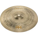 Meinl Byzance Jazz Series Jazz Tradition Light Ride 22" 大量生産せずハンドハンマリングのみで形成し伝統の工法でつくり上げる" Jazz の香り" を纏った本物のターキッシュシンバルです。 縞模様のレイジングはウッディな倍音を引き出し、急勾配のボウは暖かくローピッチなウォッシュ音を見事にブレンドしています。 コツコツとスティックの鳴りと共にハイの成分を描写しながら、ガシャ〜ンという多くの名盤クラシック・ジャズ・レコードで聴くあの音がByzance Jazz シリーズにラインアップされました。 ※画像はイメージです