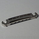 Montreux Selected Parts / Compensated Tailpiece Nickel [8918] 3弦がプレイン弦のギターに対応する、弦長補正テールピースです。素材は亜鉛ダイカスト、スタッドピッチは約82mmとなっております。 オクターブ調整には1/16インチの六角レンチをお使い下さい。Made in U.S.A.