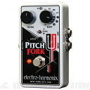 Electro-Harmonix Pitch Fork - Polyphonic Pitch Shifter - Pitch Forkは楽器のピッチを＋/−3オクターブの範囲でトランスポーズさせることができ、 3つのモードでピッチアップ、ダウン、もしくはアップ/ダウンを同時に再生することもできます。ピッチのシフト量はシフトノブで選択した値か、エクスプレッションペダルやCVコントローラーでリアルタイムにコントロールすることが可能です。 コントロールは非常に分かりやすく、直感的な操作を可能とします。11段階のシフトスイッチで、デチューン、Minor 2nd、Major 2nd、Major 3rd、Perfect 4th、Perfect 5th、Major 6th、Minor 7th、1 Octave、2 Octaves、3 Octavesの中からシフトさせる音階を選択します。3ポジション・トグルスイッチはピッチアップ、ダウン、またはアップ/ダウンを同時に再生するかを設定します。デュアルモードでは、ピッチシフトされた2つのシグナルをアウトプットします。シグナルの1つは、シフトノブでアップモード時とほぼ同様に変化し、もう1つのシグナルはそれに追従してハーモニーを作り出します。Major 3rd UP＋Perfect 5th UP、Perfect 5th UP＋1 Octave Down、1 Octave Up＋1 Octave Down等多彩なセッティングが可能です。ブレンドノブはドライシグナルとエフェクト音のミックスを調節します。また、EXPジャックが装備されているので、エクスプレッションペダルを使用してピッチとグリッサンドのコントロールも可能です。 ラッチボタンはラッチモード、モメンタリーモードを切り替えます。このボタンは、フットスイッチやEXPインプットがどのように動作するかに作用します。ラッチモードでは、フットスイッチが踏み込まれたときにエフェクトONとバイパスが切り替わります。EXPインプットでは接続した機材でピッチのシフト量を、ユニティーからシフトノブで設定したピッチへ変化させられます。モメンタリーモードでは、フットスイッチが踏み込まれているときだけエフェクトがONになり、フットスイッチを離すとバイパス状態となります。EXPインプットでは、接続した機材でPitch Forkのフットスイッチのグリッサンド・レートをコントロールできます。グリッサンド・レートとは、シフトノブで設定したセッティングのピッチに到達するまでのタイムです。フットスイッチが踏み込まれたときに、バイパスから設定したピッチへと変化し、フットスイッチを離すとピッチは同じレートでユニティーに戻ります。グリッサンドタイムは、エクスプレッションペダルの踵〜つま先までのポジションによって、4msec〜2secの間で変化します。EXPインプットに何も接続されていない場合のデフォルトのグリッサンド・レートは60msecです。 Pitch ForkにはEHX 9.6DC-200mAアダプターが付属していますが、9V電池でも使用可能です。 特徴 ＋/−3オクターブの範囲での移調が可能 3つのシフトモード（up/down/dual） 移調のピッチを選択する11ポジションのシフトノブ EXPインプット装備（別売のエクスプレッションペダルでピッチシフトまたはグリッサンドレートのコントロールが可能） フットスイッチとEXPインプットの機能をコントロールするラッチ/モメンタリーモード JP9.6VDC-200 ACアダプター付属 (9V電池でも駆動可）