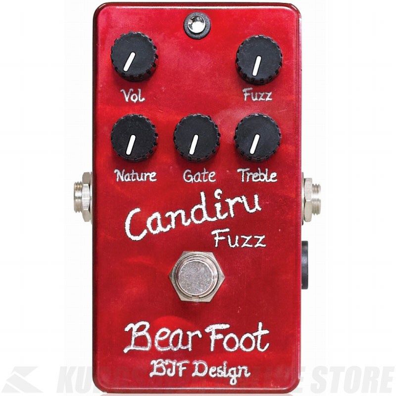 Bearfoot Guitar Effects / Candiru Fuzz Bearfoot Guitar Effects Candiru Fuzzは、BJFの名機とされるファズ、Candy Apple FuzzにGateコントロールを追加しました。ゲートを強めれば、ルードで極上、ジリっとしたニュアンスのファズサウンドにも踏み込むことが出来ます。 シリコントランジスタを使用し、シャープで歯切れのよいトーンが特徴。音は太く、同時に前に出るサウンドです。ゲートコントロールを組み合わせることで、ファズサウンドの中にある砂を噛むようなニュアンスを微調整することができます。 Candy Appleの系譜に新たなペダルが加わったのです。 Vol、Fuzz、Nature、Treble、そしてGate。5つのノブでファズサウンドを広くコントロールできます。 コントロール Volume：音量を調整します。 Fuzz：歪みの強さを調整します。 Nature：ファズ全体の音色を微調整します。 Gate：歪み成分の中にあるゲート感を微調整します。 Treble：高域の出方を調整します。 Candiru Fuzzは9V電池、またはスタンダードなセンターマイナスDC9Vアダプタで駆動します。