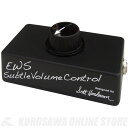 E.W.S. SUBTLE VOLUME CONTROL E.W.S. SUBTLE VOLUME CONTROL （SVC）は、スコット・ヘンダーソンのアイディアに基づき、E.W.S.（Engineering Work Store）との共同開発で誕生したディバイスです。 スコット・ヘンダーソンは、SVCをアンプのエフェクト・ループ間に接続して使用しています。こうすることで、アンプのプリ・アンプ部までで設定したサウンドを変化させずに、音量のみをコントロールすることができます。 あるいは、エフェクト・ボード内などに組み込んで、全体の音量をコントロールするためにご使用いただくのが一般的です。 ※SVCはエフェクターではありませんので、バッテリー等の電源は必要ありません。 IN （インプット・ジャック）： アンプのエフェクト・ループSEND（センド）端子やエフェクターのアウト・プットからのケーブルを接続します。複数のエフェクターをお使いの場合には、その接続位置は演奏スタイルによって変更してください。 OUT （アウトプット・ジャック） アンプのエフェクト・ループRETURN（リターン）端子や、別のエフェクターのインプット・ジャック、あるいはエフェクター・システムの最後に本品を設置する場合には、アンプのインプット・ジャックにケーブルを接続します。 Volume　（ボリューム・コントロール） インプット・ジャックに入力された信号の大きさを変化させます。一番左（時計での反対回転方向）に廻し切るとボリュームが0（音が出ない）の状態です。一番右（時計回転方向）に廻し切るとボリュームがフル（全開）の状態です。 本品には大型の特性ツマミを採用しており、足で操作することを想定しております。 注意 本品はロー・インピーダンス回路専用のボリューム・コントロールとなっております。パッシブ回路のエレクトリック・ギターのアウトプット・ジャックから直接、本品に接続しますと、高域特性が劣化して、いわゆる“こもった”サウンドとなり、さらに音量も低下しますが、これは故障ではありません。基本的には、一般的なロー・インピーダンス用のボリューム・ペダルと同様に、エフェクト・ループやエフェクターの後ろの位置など、ロー・インピーダンス回路の中で接続してください。 また、たとえエフェクターの後ろに接続していても、それらのスイッチ回路が“トゥルー・バイパス”仕様の場合には、全てのエフェクターのOFF時には実質的なパッシブ回路となり、高域が劣化しますのでご注意ください。 Size(W/D/H)：120mm X 60mm X 55mm Weight：190g