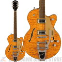 Electromatic Center Block Jr.ギターは、大音量でのピ ュアでパワフルなGretschサウンドを実現するためにデザインされています。 G5655TQM Electromatic Center Block Jr. Single-Cut with Bigsbyは、美しいキルテッドメイプルトップ、バック、サイドを採用したチェンバードスプルースのセンターブロックを備えた小ぶりなボディが特徴で、ダイナミックなレゾナンス、ハイゲインパワー、軽量な快適性を実現しています。 12インチラジアスのローレル指板には22本のミディアムジャンボフレットとNeo-Classicサムネイルインレイが施され、優れたプレイアビリティを提供します。 2基のBlack Top Broad?Tronハムバッカーを搭載し、大胆でダイナミック、かつ明瞭なトーンとパンチのあるサウンドが得られます。 各ピックアップのボリュームコントロール、マスタートーン、マスターボリュームとトレブルブリード回路の組み合わせにより、フレキシブルなサウンド設計が可能です。 グレッチのサウンド、スタイル、プレイアビリティに細心の注意を払って作られたこれらのモデルは、数十年にわたりグレッチを際立たせてきた、大胆不敵で存在感のあるサウンドを提供します。 -SPEC- Body Material: Laminated Maple Body Finish: Gloss Neck: Maple, Thin “U” Neck Finish: Gloss Fingerboard: Laurel, 12” (305 mm) Frets: 22, Medium Jumbo Position Inlays: Pearloid Neo-Classic Thumbnail (Laurel) Nut (Material/Width): Graph Tech NuBone, 1.6875” (42.86 mm) Tuning Machines: Die-Cast Scale Length: 24.6” (625 mm) Bridge: Anchored Adjusto-Matic Pickguard: Gold Plexi with Black Gretsch and Electromatic Logos Pickups: Black Top Broad?Tron (Bridge), (Middle), Black Top Broad?Tron (Neck) Pickup Switching: 3-Position Toggle: Position 1. Bridge Pickup, Position 2. Bridge And Neck Pickups, Position 3. Neck Pickup Controls: Volume 1. (Neck Pickup), Volume 2. (Bridge Pickup), Master Volume, Master Tone Control Knobs: G-Arrow Hardware Finish: Nickel Strings: Nickel Plated Steel (.010-.046 Gauges) Case/Gig Bag: Optional: Gig Bag 0996460000 / Hardshell Case 0996412000