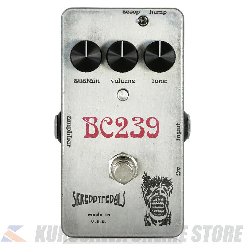 70年代中期のアグレッシブなサステイン Skreddy Pedals BC239 Fuzzはファズ界のホーリーグレイル、ラムズヘッドと呼ばれるペダルの後期に生産されたBC239トランジスタ搭載モデルを基にしたファズペダルです。 BC239トランジスタは低域が抑えられる傾向があり、より明瞭でバイトの強いマフトーンとなります。さらに後期のラムズヘッドにはプラスチックフィルムキャパシタが使用され、トライアングルや初期ラムズヘッドで使用されたセラミックディスクのトーンよりも明確で強いアタックを持つ特徴があります。 これらの特性により、ヴェルヴェットのような歪みが生まれます。BC239 Fuzzはゲインをキープしながら音が溶けてしまったり液体状にならないよう、アーティキュレーションを維持するよう調整しています。 十分な倍音成分とサステインを持ち、ハイノートでも厚みのあるトーンを作ることができます。 邪悪でドゥーミーなメタルトーンにも最適。トーンスタックにあえて少しマイルドなミッドスクープな時代のものを採用し、トグルスイッチでミッドを厚く（Hump）すれば、爆音のリードトーンを作ります。 ●コントロール ・Volume：音量を調整します。 ・Tone：高域を中心に音色を調整します。 ・Sustain：歪みの強さを調整します。 ・Scoop/Hump切替スイッチ：基本的な音を変えることなく、ミッドレンジの出方を調整することができます。Scoopにすることでヴォーカルの周波数帯にあたるミッドレンジを軽く削る設定となり、音のキャラクターはそのままに、自然とアンサンブルでのバッキングとして使いやすいサウンドとすることができます。 ●電源 BC239 FuzzはスタンダードなセンターマイナスDC9Vアダプター、または9V電池で駆動します。 【Skreddy Pedals】 Skreddy Pedalsは、カリフォルニアで長年エフェクターを製作しています。 ビルダーを務めるMarc Ahlfsの、非常に高い各パーツへのこだわりと、その結果による素晴らしいサウンドは世界中から評価され、今では世界を代表するハイクオリティなエフェクターブランドの1つとして知られています。 世界中のプレイヤーが渇望するそのエフェクトペダルはあまりの人気で、オーダー後数ヶ月待ちという状態が続くこともあり、またレアなパーツを大量に使用するため、パーツの入手状況によって細かなモデルチェンジを繰り返すこともありますが、それでも、常に最良かつ最高の音にこだわり続けるSkreddy Pedalsの姿勢と、そうして作られたエフェクトは、多くのプレイヤーを虜にしてきました。一度味わうと忘れられない、感動的なサウンドこそがskreddy Pedalsの神髄なのです。