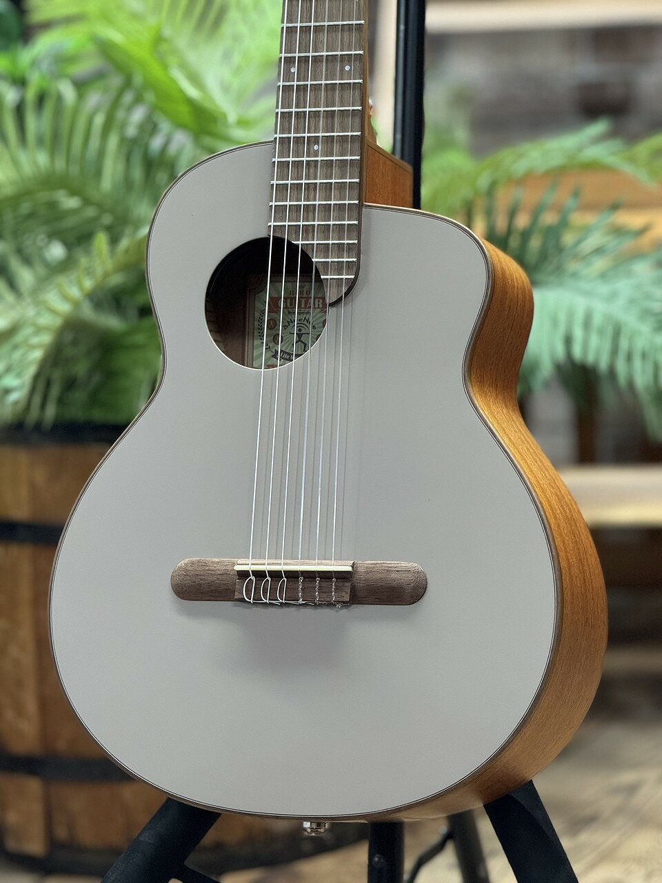 aNueNueからカラフルでポップなエレガット、MCN10シリーズが新登場！ コンパクトで自由に持ち運び可能なトラベルサイズのカラフルなナイロン弦モデルです。 ボディTOP単板シダー、サイド/バックにはマホガニーが使用されており、 軽快なサウンドながら暖かみのある低音域が魅力的なモデルです。 610mmスケールの小振りなボディでも本格的なサウンドを出力します。 また、ピックアップにはaNueNueのオリジナルの"Air Airピックアップ"という アクティブデュアルシステムが搭載されており、アンダーサドルのピエゾとマイクのMIXの割合が調節可能で、 ラインのサウンドでも本来の楽器の音とダイナミクスを再現可能です！ 旅のお供にいかがでしょうか。 ★SPEC★ Solid Top Only Size:Travel Frets:20 Frets Top:Cedar Side & Back:Mahogany Headplate:Walnut Machine Head:Houndstooth pattern tuning peg(1：18) Neck:Mahogany Fretboard:Walnut Inlays:MOP Inlay Nut Width:48mm Bridge:Walnut Nut/Saddle:Buffalo Bone Strings:SAVAREZ 500CJ Scale length:610mm Finish:Matte Open Pores Binding:Walnut Pickup (Option):Air Air Gigbag:MCN Linen Gigbag Color:Chocolate Ripple ※こちらの商品はクロサワオンラインストアの事務所で管理している在庫となりますので、店頭展示は行っておりません。通販限定の在庫となります。