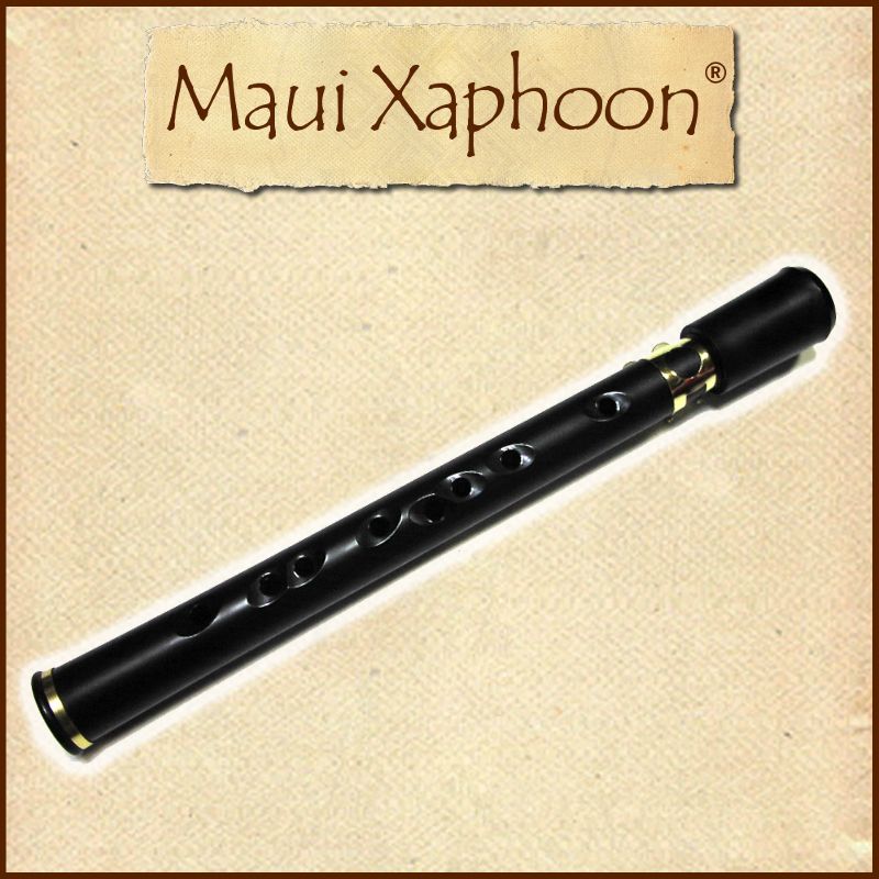 Xaphoonについて ポケットサックスXaphoonは、 ハワイのマウイ島で生まれたサキソホーンでもクラリネットでもない全く新しい楽器です。 そのサイズからは想像できないぐらい、サキソホーンやクラリネットに負けない重厚で豊かな音が出せ、 しかも小さくて軽いので持ち運びがとても簡単です。 いつでもどこでも気軽に演奏を楽しんでいただけるようデザインされていますので、初心者は勿論のこと、 上級者にも気の向くままに演奏を楽しんでいただける理想的な楽器です。 テナーサックスのリードを使うことで、表現力豊かに2オクターブの音域を驚くほど自在に演奏できます。 上級者になるとサキソホーンのような物悲しい叫びや、つぶやきをリードのバイブレーションで表現できます。 初心者の方もXaphoon自体で十分楽しんでいただけますし、本格的リード楽器への挑戦にまずこのXaphoonからご利用いただくのもいいでしょう。 リードについて Xaphoonは、たいていの楽器店で販売されているテナーサックスの標準リードを採用しています 標準仕様にはリコー2.5のリードが装着されており、一般向けとなっています。 熟練したジャズ演奏者だとすると、より強い音を出すためにもっと硬めの3か4のリードを必要とします。 リコーダーに慣れてしまっている人にはもっと柔らかな1.5や2のほうが音が出しやすいです メンテナンスについて PocketSAXはクラリネットやオーボエと同じ高級材料を使用して製造されています。 原則としてメンテナンスフリーです。 ご利用者の中には、使用後いつも管の内側を拭くという方もいらっしゃいますが、見た目をあまり気にしない方にとっては、何もしなくて大丈夫です 指の使い方について 左手の五本の指はすべて使い、上の5つのトーンホールを担当します 右手の4本の指が下のほうのトーンホールを受け持ちます 力を込めすぎず、穴全体を塞いでいることが感じられる程度であれば良いです。 Xaphoon構造 Pocket Sax はわずか4つの部品で構成されています。 本体/テナーサックスリード/リガチャー/マウスピースカバーの4つです。 Pocket Sax を手にとり横から眺めて見ると、 リードの先端とマウスピースの間にはわずかな隙間があることが確認できると思います。 この隙間があるので、息を吹き込むとリードが振動して音が出るのです。 リードがマウスピース側に振動してマウスピースに空気が流れ込むのを遮断します。 そして反動で反対側に振動すると空気が流れ込みます。 この開閉が1秒間に440回繰り返されると、 Pocket Sax は音階の「ラ」に相当する音を作り出します。 リードの振動数により音程を作り出す、これがリード楽器全般の基本的な仕組みです。 従って、リードが自由に振動できるよう十分に奥深くマウスピースが口の中に入れられ、 かつ唇や歯、舌などに触れないこと、 かといって低音のコントロールができないほど深過ぎないことがとても重要なのです。 Specification 全長:32センチ 最大直径:約3センチ 重さ:200グラム程度 キー:C 素材:ABSプラスチック製 音域:2オクターブ（＋α） 指穴:9ホール 付属品:キャップ、運指表や吹き方等の添付書（本体に付属しているリード1枚、リガチャー）