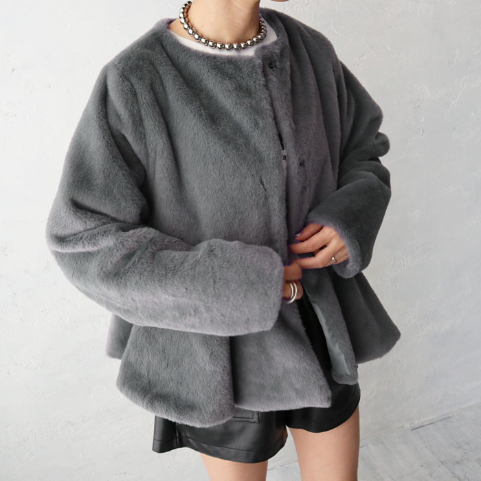 ペプラムエコファージャケット エコファー フェイクファー ファーlook 秋冬アウター カジュアル ジャケット アイボリー チャコール ブラック ふわふわ モフモフ ペプラム フリル フェミニン 高見え アウター