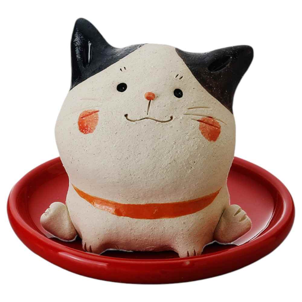 菜の花工房さんが1つずつ丁寧に形作った手造り香炉です。派手な装飾を抑えた落ち着きのある穏やかな表情はどんな空間にも自然に溶け込み見る人の心をそっと和ませてくれます。焼き締められた土が持つ素朴な風合いは機械生産では決してまねできない一期一会の美しさです。サイズ: 幅7.5×高さ7cm・皿:直径10cm生産:日本陶器トムソン箱こちらの商品は取り寄せ品のためご注文後に完売や欠品のお知らせをする場合がございます。ご注文後お客さま都合のキャンセル・返品・交換はできません。お支払いはクレジットカード決済か、後払い決済のみでお願い申し上げます。【関連カテゴリー】→工房だよりはこちら→器族倶楽部はこちら→香炉、香立はこちら→雑貨はこちら→四季と縁起の和こころ置物
