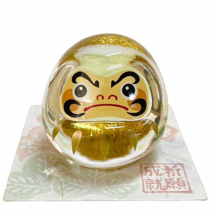 インパクト満点のガラスでできた金色の達磨です。願を込めて飾ってください。正月や年末年始、受験生のいるご家庭などにおすすめです。敷物に徳島県産の阿波和紙を使用しています。サイズ: 幅4.5cmx奥行4.6cmx高さ4.5cm全体:幅5cmx奥行4cmx高さ4.5cmガラス※必ずお読みください！こちらの商品は取り寄せ品のためご購入後に完売・納期遅延が発覚する場合がございます。発覚した場合、お客さまには欠品を除いての発送か、代品のご検討をメールにてご連絡します。ご注文後お客さま都合のキャンセル・返品・交換はできません。複数の種類の干支をご購入で、一部が欠品だったとしても全商品キャンセルはできません。送料無料金額以上のご注文でも欠品により送料無料金額を下回った場合は送料が発生いたします。（代品への変更をし、送料無料金額以上になった場合は送料無料でお届けいたします）お支払いはクレジットカード決済か、後払い決済のみでお願い申し上げます。