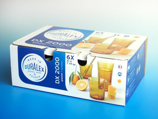 内箱入りの6個セットです。熱湯、電子レンジ、食洗機OKのデュラレックス（DURALEX）シリーズ琥珀色がとても綺麗なベルメイルシリーズです。デュラレックスでは珍しいアンバーカラーは、マリンシリーズ同様飲み物を綺麗に魅せるアイテムです。サイズ：直径 7.8×高さ 8.2cm 210cc生産:フランス（現在）カートン単位購入希望は72個単位でご注文ください。デュラレックス＆ボルミオリロッコ社のグラスはバ○ラなどの高級グラスと違い、毎日気軽に使うことのできるおしゃれな耐熱・耐寒・衝撃に強い汎用グラスです。毎日の生活に気軽にご利用ください。お買い求めの前にコチラの「全面物理強化ガラス使用上の注意」を必ずお読みくださいますようよろしくお願い申し上げます。丸いDURALEXの刻印が底に刻まれています。6個箱入りグラスに関するお知らせ（1）箱のデザインは予告なく変更になる場合があります。（万一、デザイン変更だけでなく6個箱入りでなくなった場合には発送前にお知らせします。）（2）プレゼント用にラッピングも承ります（1箱につき別途費用150円）。詳しくは下記のページをご確認ください。「のし・ラッピングについて」（3）検品は通常通りの検品となります。製造工程上のやむを得ない傷、強化皮膜のシワ等が見られる場合があります。詳しくは下記のページをご確認ください。「全面物理強化ガラスご使用の手引き」美しいフォルムと使いやすさからカフェで人気のグラス。ご家庭にも浸透してきましたね。古林恩羅院では、この大人気商品も卸問屋価格でご奉仕させていただきます。 　　 DURALEX（デュラレックス）は、全面耐熱・強化ガラスなので衝撃にも強く、100℃の熱湯を注いだり、−25℃の冷却といった温度にも耐えることができます！ 食器洗浄器や、電子レンジにもOKというありえないくらいすごいガラスです。 こんな使い勝手のいいガラス製品、お店だけにあるのはもったいないですよね？ ぜひご家庭でもご利用ください。 もともとはフランスの国営企業「サンゴバン社」の製品でした。1939年世界で初めて強化ガラス製のタンブラーを開発し、1946年に、DURALEXブランドを確立しました。1960年代より世界に向け輸出されるようになりました。1998年にイタリアのボルミオリロッコ社の傘下に入りました。現在はまた買収され、DURALEX社として独立しています。