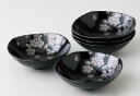 重厚な器に優美に桜が舞う器です。サイズ: 内容：鉢×5／13.7×13.7×4cm　化粧箱箱：35.2×18×9cm1200g生産:美濃焼磁器陶器は製造する温度、湿度、釉薬の塗り具合など様々な条件により色や形が変化します。そのため表示されている画像とは実物が多少異なる場合がございます。こちらの商品は協同組合取り寄せ品となります。 こちらの商品は熨斗・ラッピング無料サービスとなっております。 ラッピングはこちらからご注文いただけます。