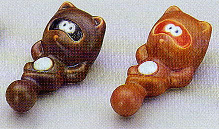 【箸置き】インテリアにもなる寝たぬき（黒・赤）