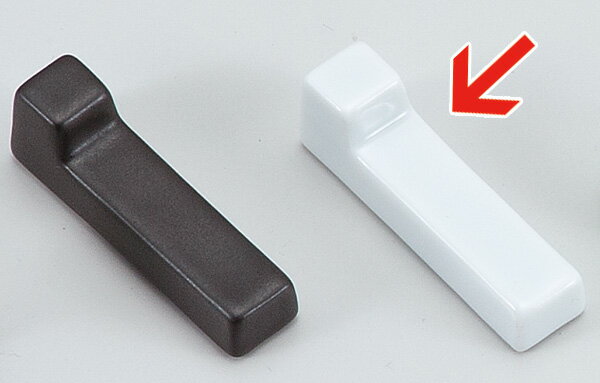 業務用にも、個人にも。食卓のお手元にちょんとあるだけでテーブルが華やぎます。お客さまのおもてなしには必需品ですね。また、箸置きだけでなくインテリアとしても可愛いのでミニチュア好きの方にも購入いただいております。海外のお客さまにも人気があるんですよ♪ Japanese Styleの箸置きをぜひどうぞ。サイズ: 5.6 x 1 x 1.8cm生産:国内 美濃焼こちらは協同組合からの取り寄せ品となっております。箸置きで、陶芸品ではございません。そのため、割れ・欠け以外の製造時に生じる症状（鉄粉、ピンホール、色の塗加減など）が商品に含まれる可能性はございます。ご了承の上お求めください。