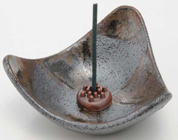 手軽にお香を始められる香皿と香玉のセットです。あなたの好きな香りでお部屋を満たしたリラックス空間をお楽しみください♪サイズ: 9.2x9.2x高さ4.2cm生産:日本製陶器こちらは取り寄せ品です。通常1〜4日程度で入荷されますが在庫切れの場合はお待ちいただくことになります。その場合大変申し訳ございませんが、お待ちいただくか、ご注文の変更をお願いするようご連絡をいたします。ご注文前の在庫の確認もいたしますのでお問い合わせください。取り寄せ商品となっておりますのでご注文確定メール後のキャンセルは不可とさせていただきます。ご了承の上ご注文を賜わりますようお願い申し上げます。