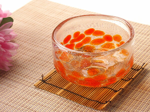 ガラスの涼しげなお碗でお抹茶いかがでしょうか？グリーンティーや冷たいお茶を入れておもてなしにおしゃれです。かき氷や氷を敷いたお刺身の器にしたりして清涼感UP！ちょっと大きめですけど、お蕎麦やそうめんのつけダレ入れにしても面白いですね。今年の夏は見た目にも涼しげな食卓を演出してみてください。サイズ: 直径 10.7x高さ 6.8cm生産:中国ガラス商品は耐熱使用ではありませんので熱湯の使用は出来ません。また、このガラスは吹きガラスのため形状やサイズが個々に少しずつ異なります。