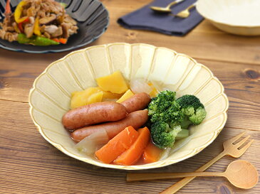 【スーパーSALE 10%OFF以上】【選べる2色】 大深皿 23.8cm 大皿 しのぎ 日本製 美濃焼 陶器 食器 洋食器 和食器 おしゃれ 大きめ 大皿 お皿 鉢 大鉢 ボウル カレー皿 パスタ皿 煮物鉢 お花 プレート 輪花 クリームアイボリー ネイビーブルー リム おうちカフェ カフェ風