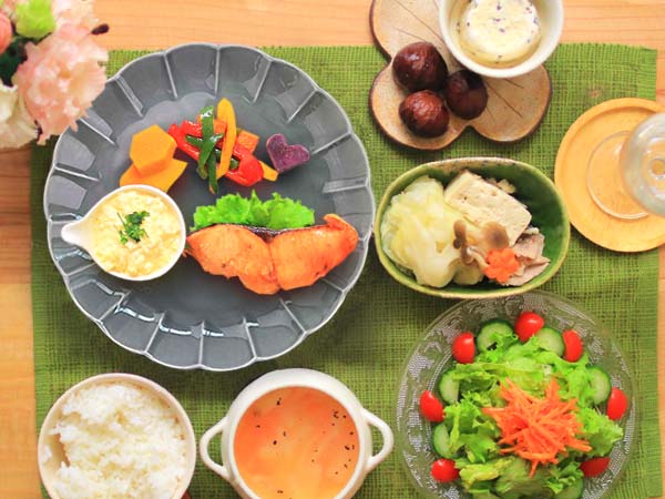 食器 中皿 おしゃれ お花 グレー 21.4cm しのぎ 灰色 プレート 輪花 美濃焼 陶器 ...