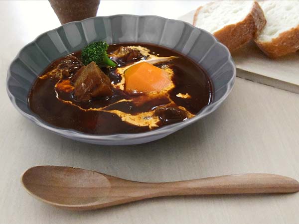 食器 深皿 おしゃれ お花 グレー 22cm しのぎ 灰色 ボウル 鉢 大鉢 カレー皿 パスタ皿 煮物鉢 お花リム 洋食器 和食器 日本製 美濃焼 カフェ風 お家ごはん かわいい オシャレ 映える インスタグラム 電子レンジ 食洗機 対応