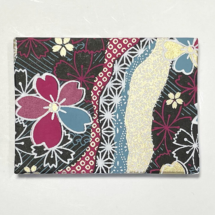 商品情報商品名小豆朱印帳　流れ花　青商品番号SA-001-007-02商品説明友禅紙は多彩な色彩で模様を彩った和紙です。流水柄に花を散りばめた艶やかな和紙を使用し、小豆サイズの御朱印帳を製作しました。小さいながらも艶やかさが光ります。手のひ...