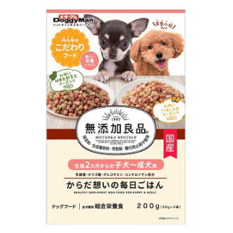 ◆気になる添加物は使わない、おいしい素材感。半生小粒タイプの総合栄養食。 ・匂いと食感で肉の旨みをより感じられる、嗜好性が高い半生タイプの総合栄養食です。 ・栄養バランスに優れたおいしいごはんで、愛犬の健康維持をサポートします。 ・小さなおくちの超小型、小型犬も食べやすい小粒タイプ。 ・お腹の健康維持に、乳酸菌、オリゴ糖を配合。 ・関節の健康維持に、グルコサミン、コンドロイチン配合。 ・お肉に緑黄色野菜＆チーズ入りと、お肉にさつまいも＆チーズ入りの2つの味で飽きずにおいしく食べられます。 ・いつもフレッシュな味わいが楽しめる、食べきり小分けパック。 ・2ヶ月未満の幼犬には与えないでください。 【原材料】 肉類（鶏ササミ、鶏肉、牛肉）、穀類（小麦粉、グルテン）、脱脂大豆、でん粉類、糖類（オリゴ糖を含む）、油脂類、チーズ、ゼラチン、野菜類（ほうれん草、さつまいも、にんじん）、魚軟骨抽出物（コンドロイチン含有）、乳酸菌、グリセリン、ミネラル類（カルシウム、リン、カリウム、ナトリウム、塩素、マグネシウム、鉄、銅、マンガン、亜鉛、ヨウ素、セレン）、pH調整剤、ソルビトール、ビタミン類（A、B1、B2、B6、B12、C、D、E、パントテン酸、ナイアシン、葉酸、コリン）、増粘多糖類、膨張剤、リン酸塩（Na）、着色料（コチニール、クチナシ、ベニバナ）、グルコサミン 【エネルギー】 100g当たり280kcal 【原産国】日本 【容量】 200g（50g×4袋） ●メーカー：ドギーマンハヤシ　〒537-0002　大阪府大阪市東成区深江南1-16-14 ●広告文責：キリン堂　078-413-1055　