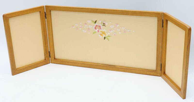 さくらソレイユ 楽天市場店のアウトレット品 雛人形三月屏風 屏風のみ 13号 刺繍 菱形桜 倫光 華 ケヤキ塗 三曲屏風 幅100～105cm (22a-ya-2212) インテリア ディスプレイ 見切処分品｜アングル3